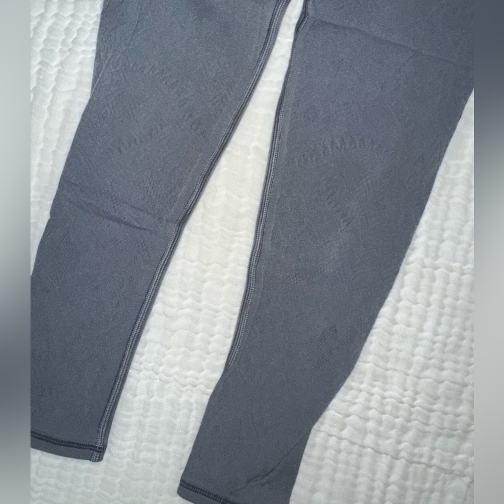 GRAY LULULEMON LEGGINGS WITHE LACE DETAIL - Picture 2 of 5